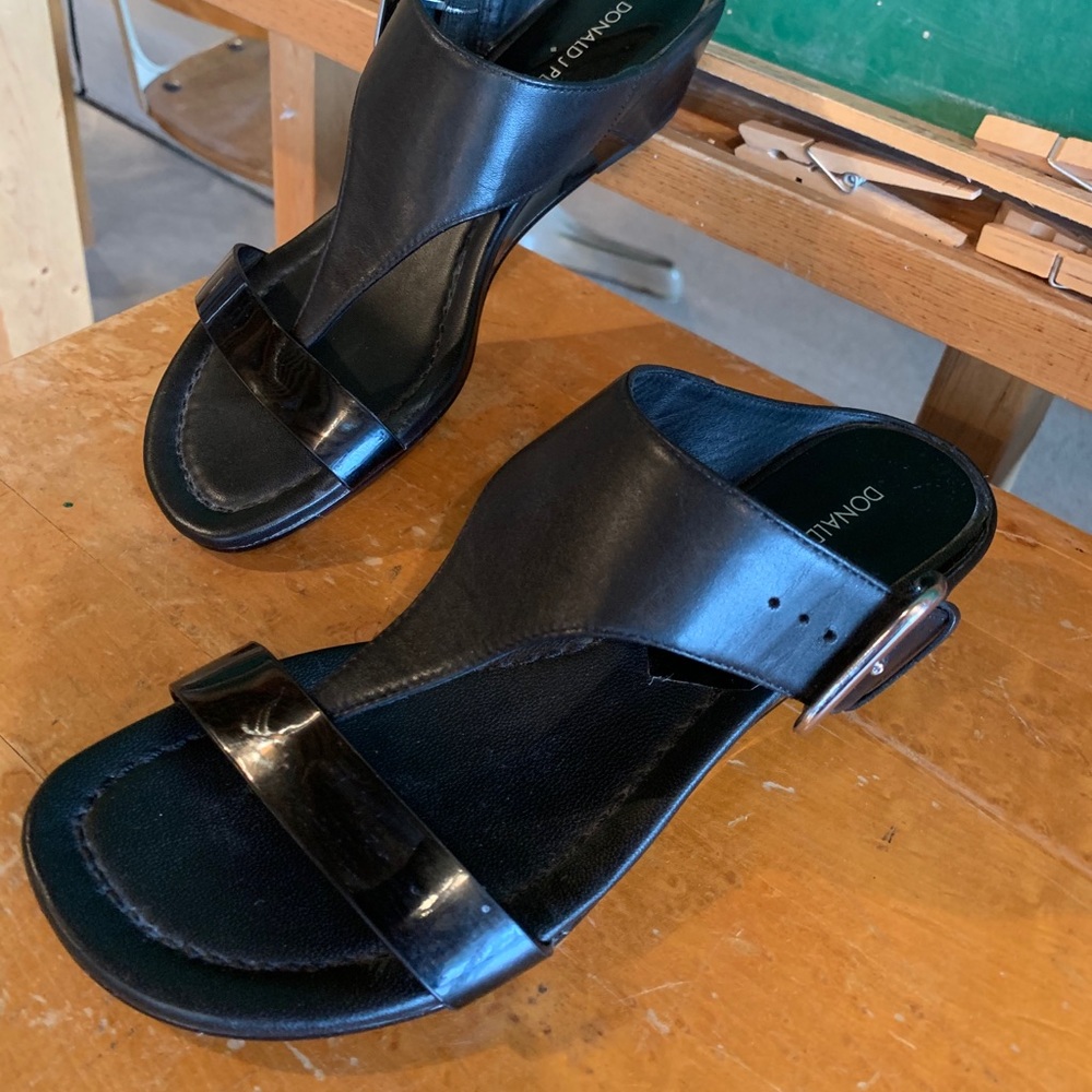 Donald Pliner slides. Black. 6.5 - Picture 2 of 7